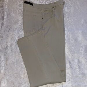 Gloria Vanderbilt Beige Jeans.  Size 6.